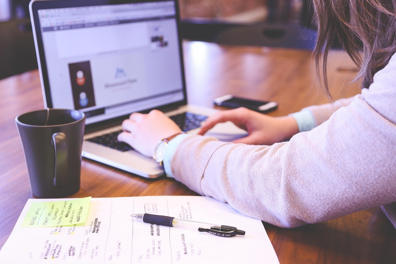 Student, typing, keyboard — Advantages and Disadvantages of Using a Resume Builder