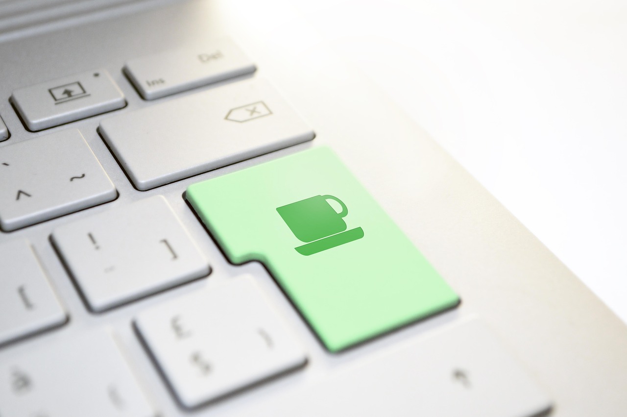 Keyboard, coffee, enter — Comparing Live Dealer Options at Best Online Casinos Canada