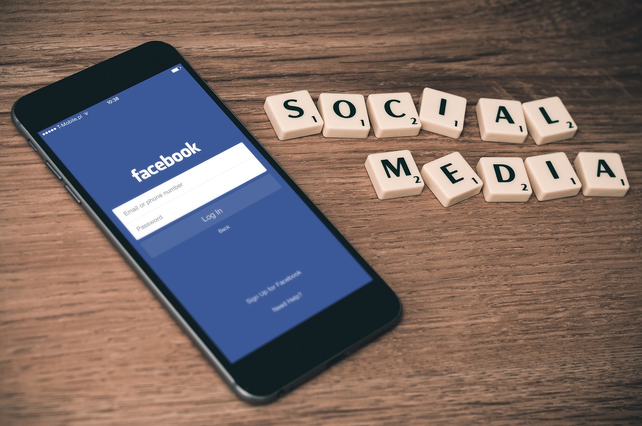 Social media, facebook, smartphone — Eladelantado.com Shares Insight from the Heart of Segovia
