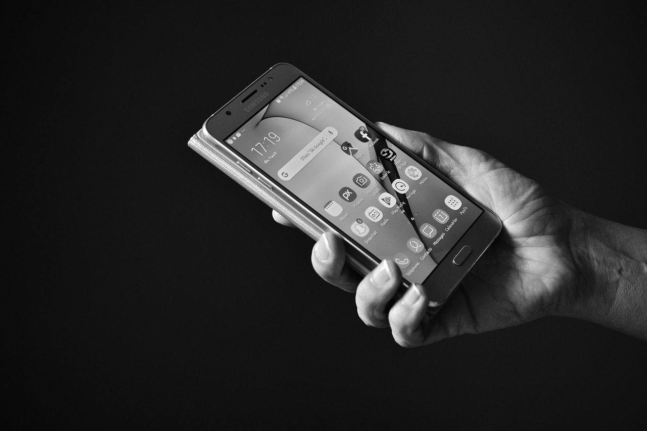 Telephone, smartphone, hand — Introducing The Look And Use Of Micro Switches