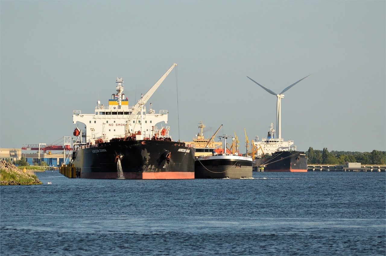 Freighter, cargo ship, industry — MT4 for MacOS: Enjoy a seamless trading experience on your Apple device.