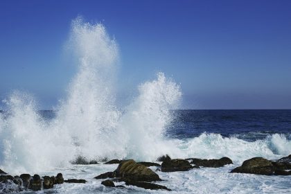 Waves, east sea, breaking waves — Nackdelar med att spela utan svensk licens i Sverige