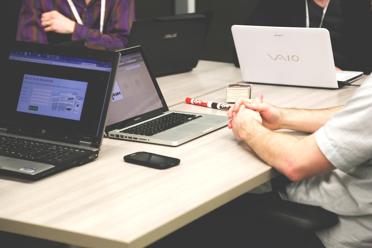 Laptops, meeting, businessmen — Wie hat KI die traditionelle Bewerbungsfotografie revolutioniert?