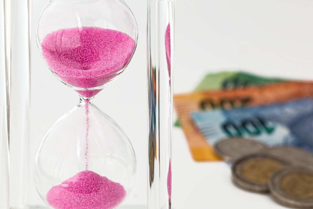 Hourglass, money, time — Windows 11 Cost Compared Across Editions